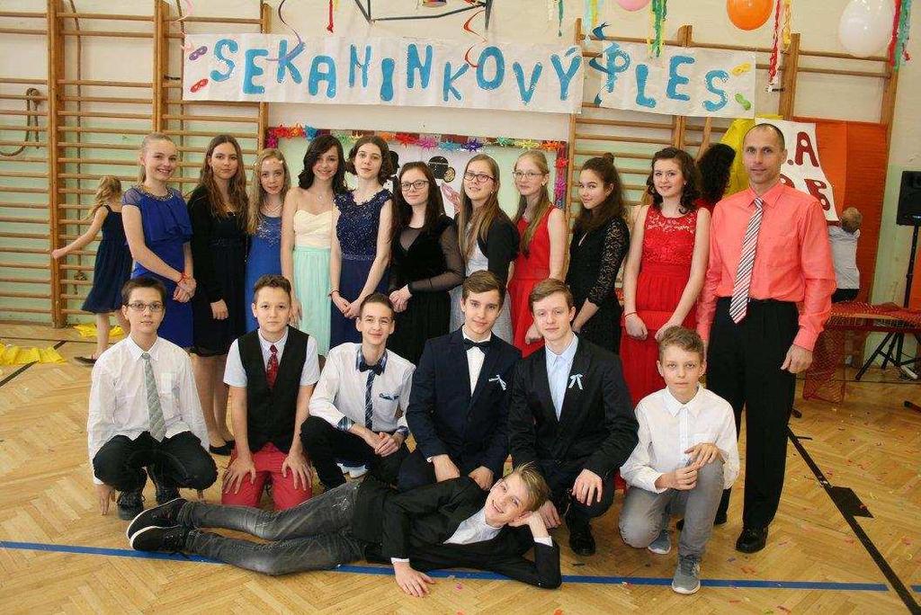 Na této fotografii se nachází náš pan učitel Moravec a všichni moji spolužáci. Je focena p i p íležitosti absolventského plesu mých starších spolužák.