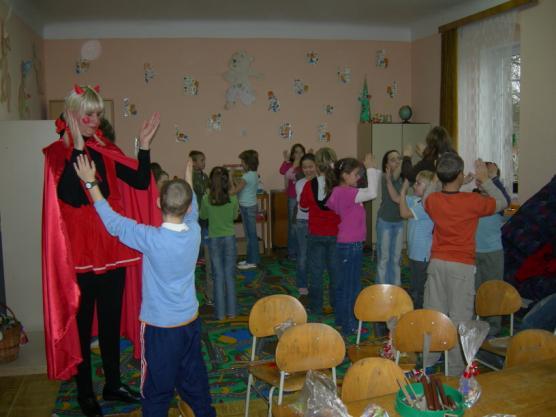Přednesla nám básničku, vyšupala 4 hříšníky a za básničku nám dala balíček. V balíčku byly arašídy, bonbony, lízátka a čokoláda. Všem to moc chutnalo. Všichni něco přednesli kromě Dominika a Vojty.