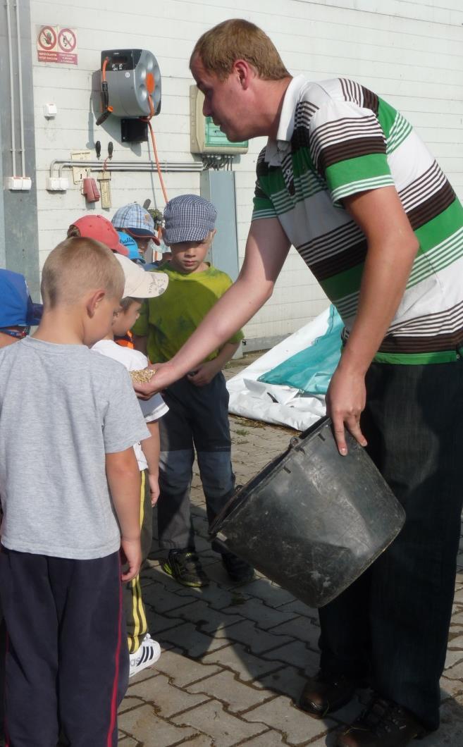 dvůr v Helvíkovicích, kde hospodaří rodina Šedova, byl plný