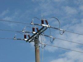 linek 110 kv a 22 kv, nebo příčné spínače přípojnic v rozvodnách 110 kv disponují dostatečným spínacím výkonem pro manipulace v distribuční soustavě, proto jejich bližší rozbor není uveden v