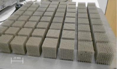 PŘEHLED SOUČASNÉHO STAVU POZNÁNÍ Testovacími vzorky byly zvoleny krychlové bloky o délce hrany 20 mm a průměrem nosníků 0,2 mm s různou velikostí hrany a topologií buněk dle popisu výše (viz obr. 2.9), což mělo za následek i odlišnou relativní hustotu u jednotlivých konfigurací.
