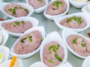 studená kuchyňa / pomazánky Pomazánky 500 g Rybičková rybičky z konzervy, horčica, syr tavený, cibuľa, maslo, soľ Lososová losos, maslo, majonéza Syrová s cesnakom tavený syr, cesnak, maslo,