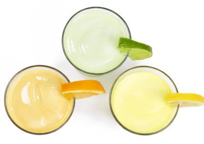 doplnkový tovar / nealkoholické nápoje Nealkoholické nápoje Detské šumivé 0,7 l 5 EUR Coca cola 1,5 l 2 EUR Fanta, Sprite, Vinea 1,5 l 2 EUR Kofola 1,5 l 2 EUR Minerálna voda 1,5 l 1,50 EUR Džús 2 l