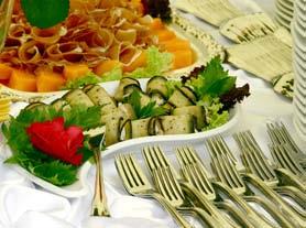 služby / práce Práce a služby cateringu Doprava 1 km 0,30 EUR Vykladanie a nakladanie inventáru 1 hod 10 EUR Obsluha 1 hod 5 EUR Obsluha na svadbe, na oslave napr.