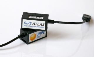 Sonda RIPE atlas speciální hardware použitý s ohledem na nízkou spotřebu a cenu napájení z USB,