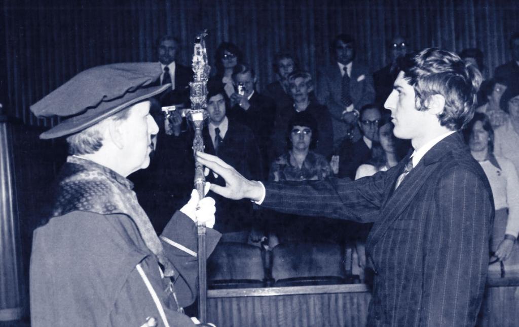 84 Rozhovor JŽ: O vás se říká, že jste velmi všestranným vědcem, mimo jiné se čile zajímáte o biologii, chemii či historii vědy. Ve druhé polovině vašeho života se k nim přidala i kosmologie.