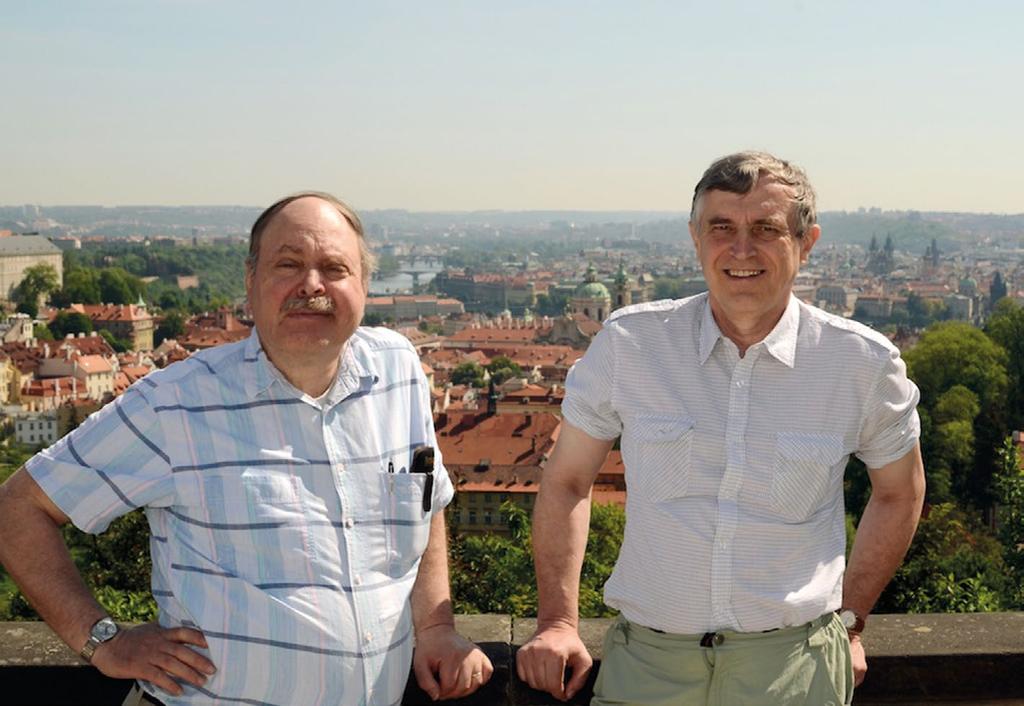 č. 2 Čs. čas. fyz. 67 (2017) 89 xií. Jak vypadá hmotnostní bilance oné galaktické kupy dnes? Hmotnosti a vzdálenosti galaxií v oné kupě jsou zmapovány velice podrobně.