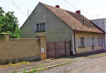 000,- milovníci odpočinku, tak sportovní nadšenci. Součástí nabídky je sauna a tenisový kurt.