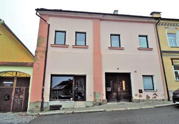 Rokycany, Arbesova ulice Rokycan. Hala je zateplená, vytápěná a poskytuje bez DPH i sociál.