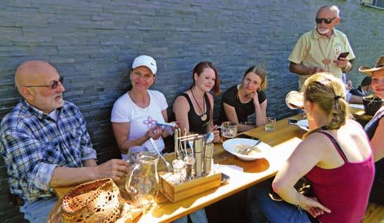 hodiny ranní začali sjíždět u bašťanské přehrady před restaurací Kotva jezdci na koních z širokého okolí. Bylo jich 21.