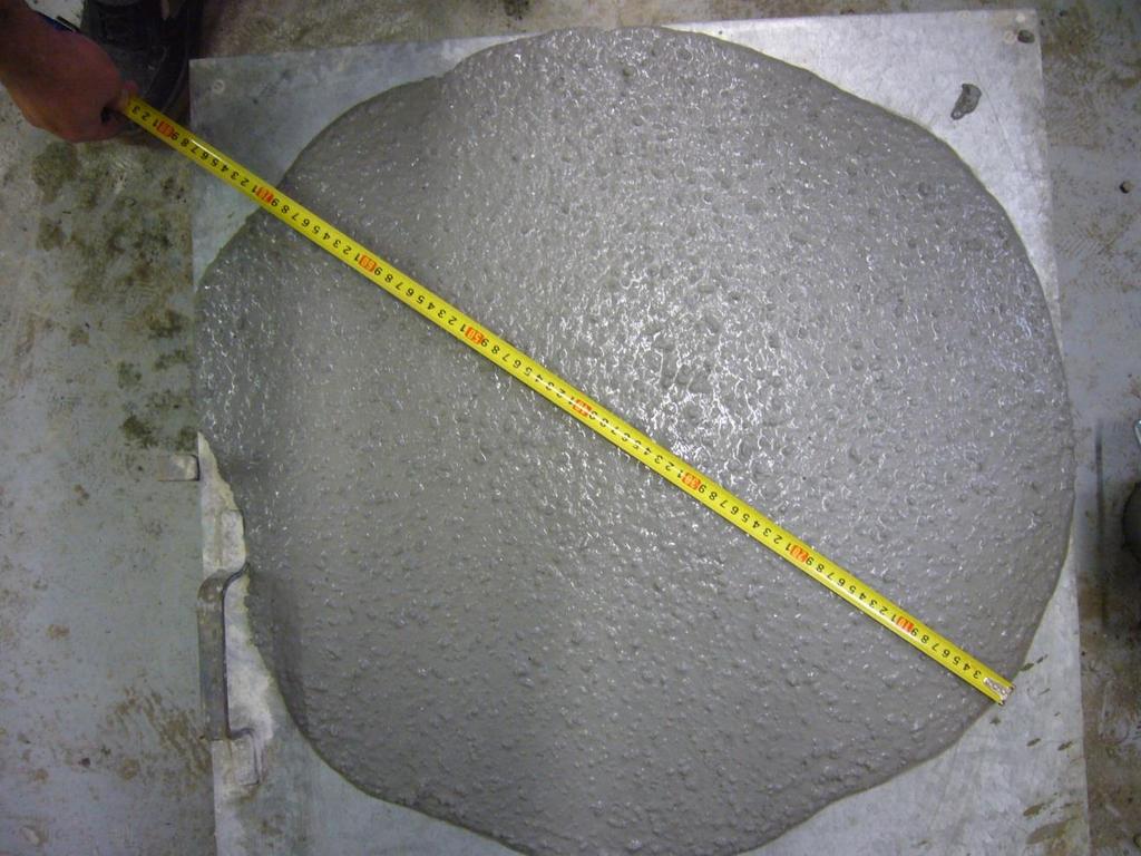 Obrázek 3.1 - Rozlití finální směsi 3.10 Průběh zkoušek, vyhodnocení Vyrobené vzorky byly zkoušeny nedestruktivně i destruktivně pro zjištění vlastností navrženého betonu.
