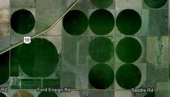 4.4 Kružnice Obrázek 27: Centrální zavlažování polí, Kansas, USA(Google Maps) Kružnice ksestředem Sapoloměrem rjemnožinavšechbodůvrovině, jejichžvzdálenostod Sjerovna r,značíme k(s,r).