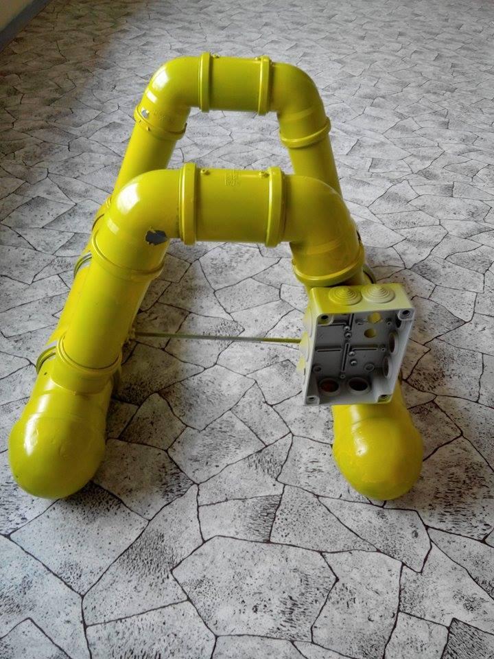 Obr. 4 Pohled na robota z čela 3.3 Volba materiálu Stavebním materiálem robotu jsme zvolili plastové vodovodní trubky.