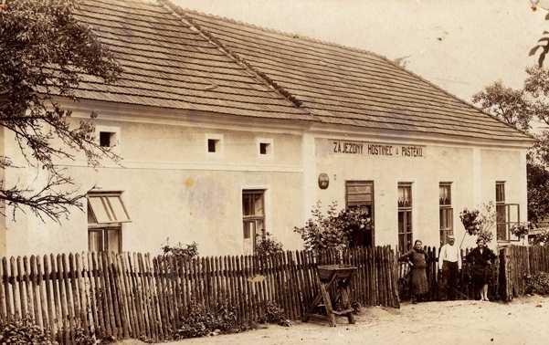 RESTAURACE PANČAVA - MINULOST A SOUČASNOST Pravděpodobně nejstarším hostincem na Příluku je restaurace Pančava. Její historie sahá až do roku 1887.