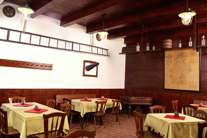 Celková kapacita restaurace je 110 míst, ve 3 saloncích může mít uzavřenou společnost cca 70, 40 a 25 hostů.
