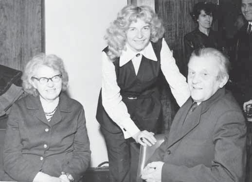 Prostor symbolickým zazvoněním otevřeli ředitelka Oblastní charity Sušice Marie Hrečínová Prodanová, starosta Petr Mottl, místostarostka Věra Marešová a zástupce ZKD Sušice Roman Bruzl.