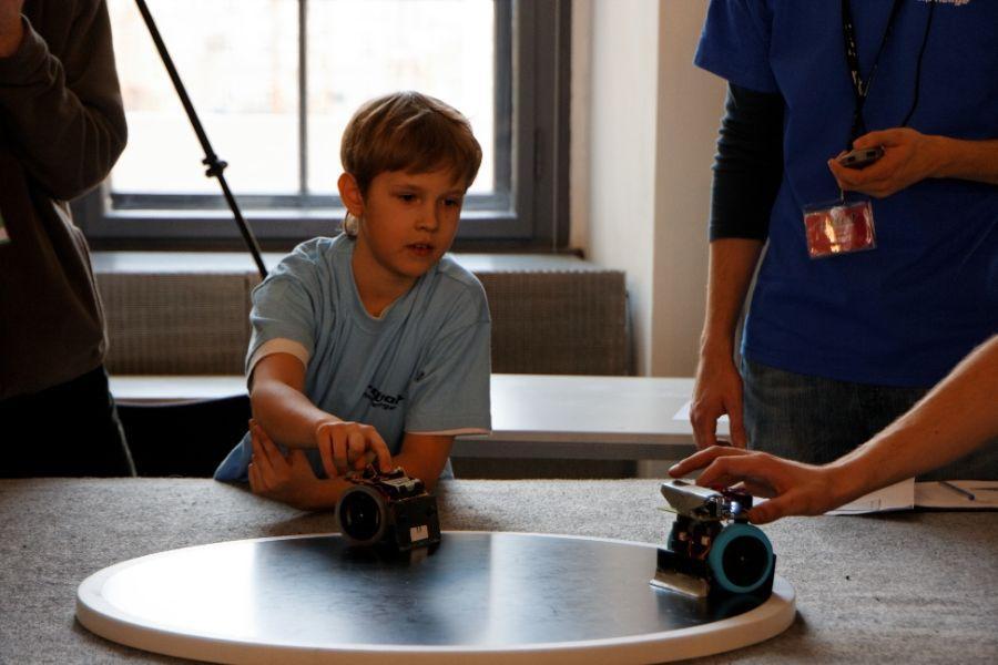 Obr. 3: Mini Sumo na soutěži Robot Challenge 2009 [5] Kategorie Line Follower a Robot Sumo jsou velmi rozšířené a po celém světě se koná velké množství soutěží pouze pro tyto kategorie.
