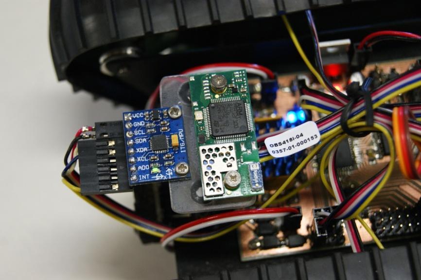 27: IMU modul (vlevo) a Bluetooth modul (vpravo) na platformě Robot je poháněn pomocí dvou běžných 12 V stejnosměrných motorů přes H-můstek,
