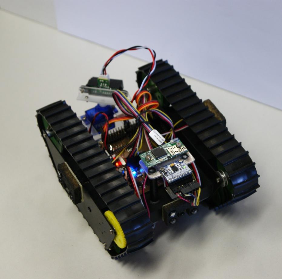 Obr. 36: Robot detekující překážku na pravé straně Zatímco zobrazování dat z IR senzorů pracovalo bez větších potíží, zobrazení dat z IMU se nakonec nepodařilo zrealizovat.