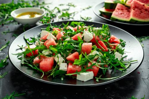 Srpen 2., 2018 Saláty s vůní dálek Paní si dá salátek? Říkáte si, že už máte pokrájených rajčat s okurkou plné zuby a v této zeleninové gastronomii vás již nemůže nic překvapit? Opak je pravdou.
