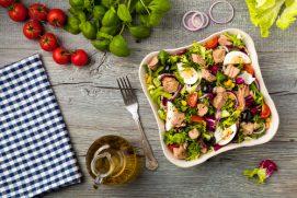 Salade tunisienne Aneb tuniský salát je skloubením sezónní tuniské zeleniny a pikantnějších chutí, kterými je místní kuchyně proslulá.