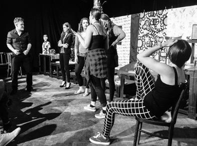 Komediálně laděná inscenace na motivy románu A. C. Doyla představí proslulé vyšetřovatele v poněkud jiném světle. Účinkují: J. Šprynar, O. Krátký, A. Procházka, J. Hyndrich, L. Hejlová, V. Lužný, K.