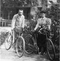 Marie Curie doteraz v kocke Pierre a Marie Curieovci na svadobnej ceste, 1895 významný štipendijný program EÚ podporujúci mobilitu výskumníkov od roku 1990 (FP3) označovaný ako Marie Curie od 1996