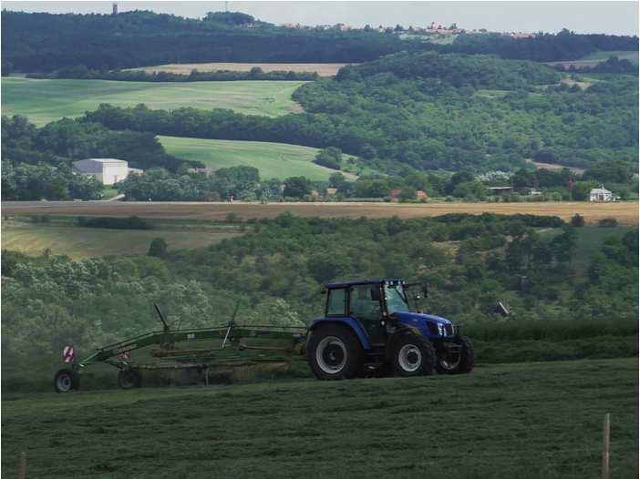 2015 2016 Spotřeba materiálu 259 708 76 836 Služby (opravy, přepravné 134 288 112 932