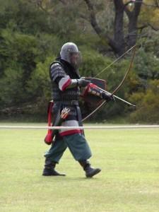 Oproti longbowu, s ktorým musel lukostrelec trénovať celé desaťročia, sa strelec s kušou stal efektívnym už po krátkom tréningu.
