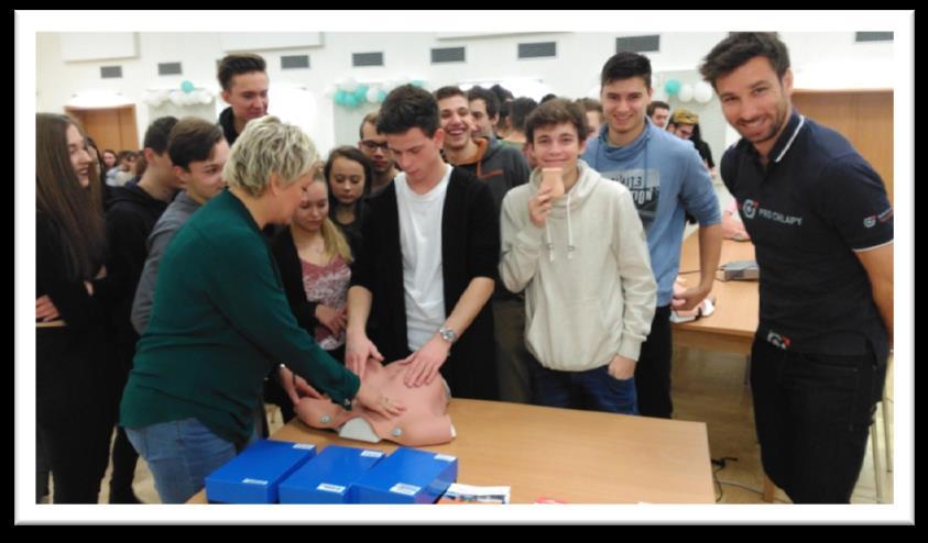 Přednáška: Prevence rakoviny Na konci února badmintonista Petr Koukal společně se zástupci obecně prospěšné společnosti Dialog Jessenius navštívil středoškoláky v Karlovarském kraji, aby je upozornil