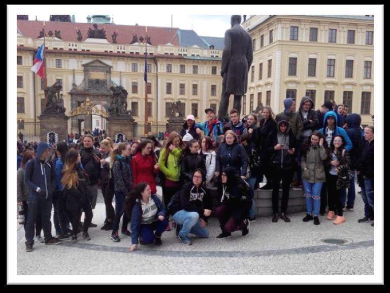pomoci, dále pak odezírání ze rtů a na závěr si nejen žáci vyzkoušeli opilecké brýle. Soutěžní družstva byla oceněna. Na prvním místě se umístila třída 2.
