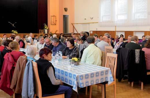 S pěkným, 5 vtipným vystoupením potěšili chlapci a děvčata z Násedlováčku se svými vedoucími. Že jsou v Násedlovicích dobří zpěváčci a tanečníci, o tom nás přesvědčily děti ze Šohajíčku.