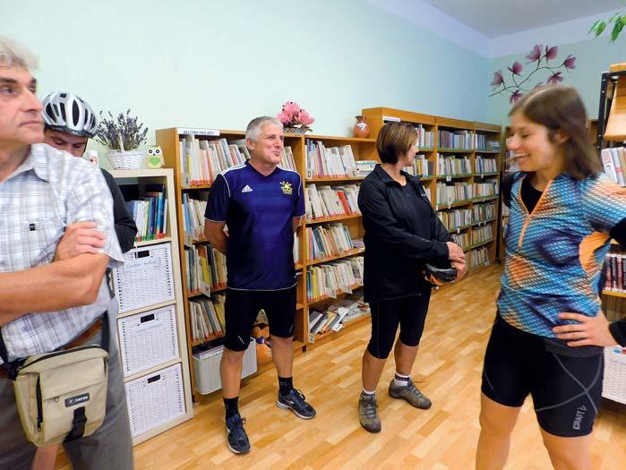 Jsou čtenáři, kteří chodí pravidelně a vždy si nějaké knihy vyberou a vypůjčí. Ale bohužel musím říci, že dětských čtenářů nepřibývá. Stále více dávají děti přednost moderním technologiím před knihou.