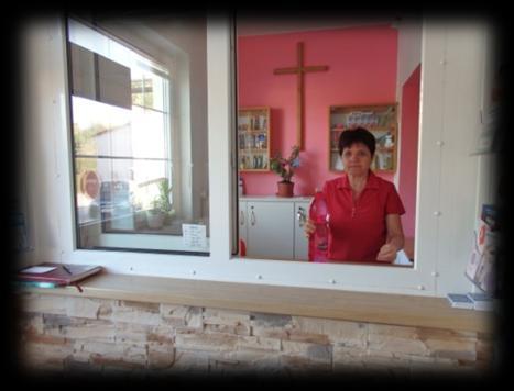 Poskytování charitních šatníků není činností poskytovanou v rámci zákona 108/2006 o sociálních službách tj. nejedná se ani o sociální službu, ani o základní či fakultativní činnost.