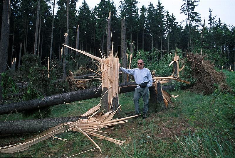 Tornáda v Česku příklad: Velká Paseka v Posázaví, 2001 http://www.