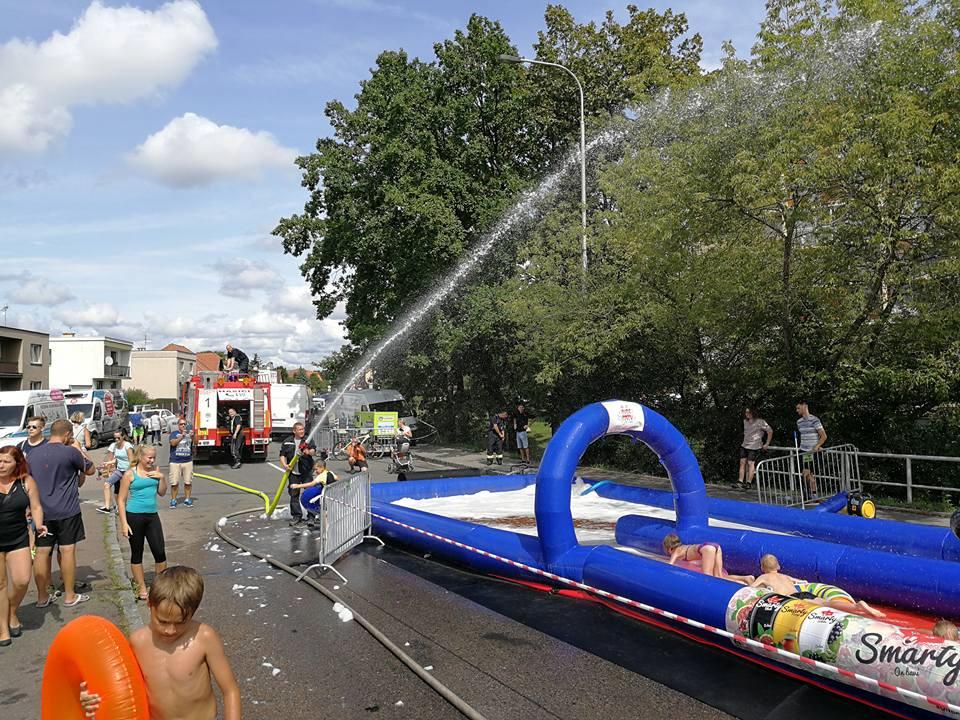 břehu řeky Chrudimky na Tyršovu nábřeží.
