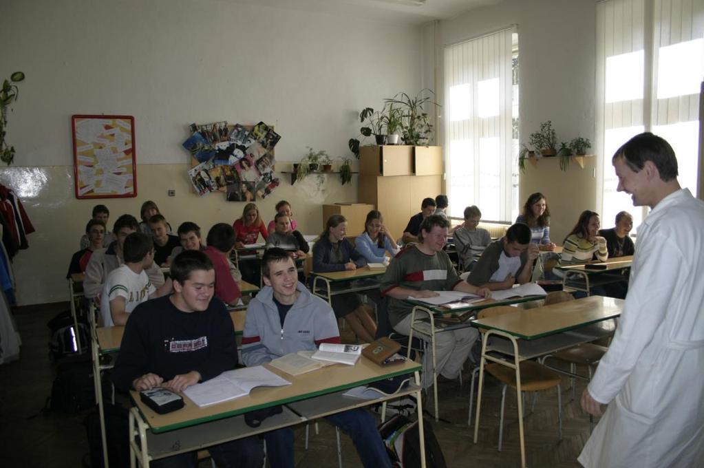 Milí kolegovia a študenti, drţíte v rukách výročnú správu za šk. rok 2004/2005.