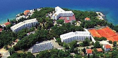 Ostrov Krk, Omišalj Hotel ADRIATIC** Poloha: 50 m od štrkovej a kamenistej pláže, 500 m od centra, poskytuje krásny výhľad na kvarnerský záliv.