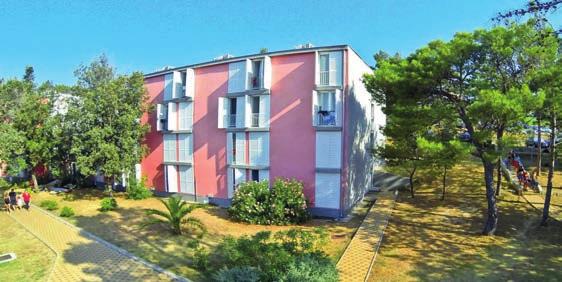 Vybavenie: komplex tvorí 5 hotelov (pavilónov) s vlastnou recepciou, trezor, internet a samostatná budova s centrálnou reštauráciou, aperitív barom, spoločenská miestnosť s TV, tanečná terasa, detské