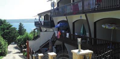 Posedarje Apartmány DELFIN*** Poloha: vila sa nachádza v tichom prostredí, v morskej zátoke Novogradsko more, 80 m od pláže, 1,5 km od centra Posedarje, asi 20 km od Zadaru.