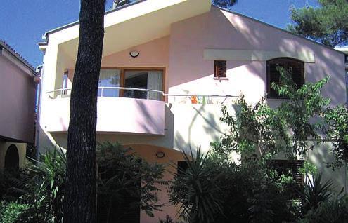 Biograd na Moru Hotel ADRIATIC*** Biograd na Moru Vila VISTA*** Poloha: 70 m od štrkovej pláže Bošana, 200 m od centra mesta, v peknom prostredí vilovej štvrte.