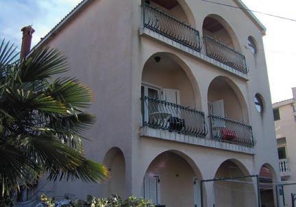 Biograd na Moru Vila MARINKA*** izby a apartmány s polpenziou za výbornú cenu Biograd na Moru Penzión ANTO*** Poloha: 200 m od pláže, priamo v