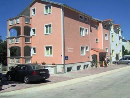 Raňajky formou bufetových stolov, večere výber zo 6 menu Pes povolený Poloha: 400 m pláže, 400 m od centra.