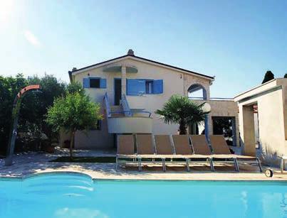 Ostrov Murter Jezera Turistické stredisko JEZERA VILLAGE *** Vodice, Srima Vila SLADANA LUX**** Poloha: apartmány a bungalovy od 50m od mora, v miernom svahu obklopené zeleňou.