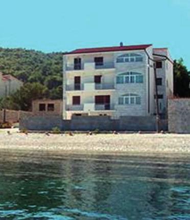 Primošten Hotel ADRIATIQ ZORA ***/**** Poloha: 50-200m od pláže z drobného štrku a od kamenistej pláže, na poloostrove v borovicovom lese, 400m od centra Primoštenu.