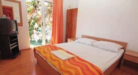 Makarska Hotel BIOKOVKA*** nástup denne, pobyt od 3 nocí Poloha: priamo pri pláži, 800m od centra Makarskej, obklopený píniami, pláž z drobného štrku s pozvoľným vstupom do mora, slnečníky a ležadlá