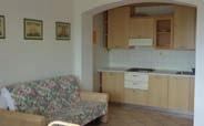 Typ B 4-5 priestranné apartmány majú spálňu s 3 lôžkami, veľkú obývaciu izbu spojenú s vybavenou kuchyňou (veľká chladnička, mikrovlnka,
