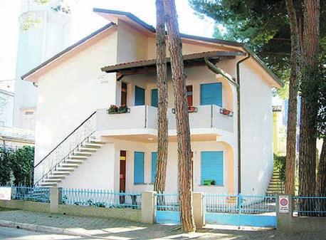 Lignano, Sabbiadoro Rezidencia CELESTE / ROSATO** Poloha: situovaná v rušnejšej mestskej zóne, v centre Sabbiadora na Via Celeste, 270 m od pláže. Ubytovanie: rezidencie s balkónmi a výťah.