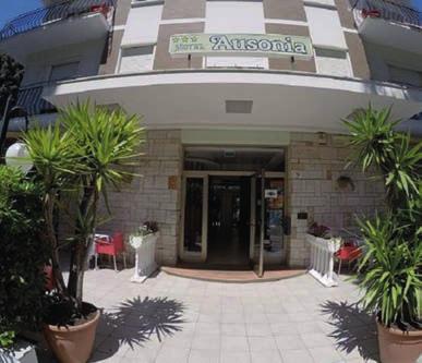 Rimini Marina Centro Hotel AUSONIA*** Rimini Marina Centro Hotel Scarlet*** Poloha: 250 m od pláže, 400m od centra Rimini, na Viale Misurata Vybavenie: rodinný hotel s talianskou atmosférou a mottom: