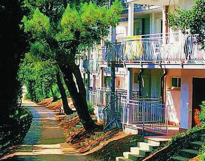 Pula Hotel CENTINERA*** Pula Apartmány HORIZONT**+ Poloha: hotelový komplex tvoria 4 trojposchodové pavilóny.